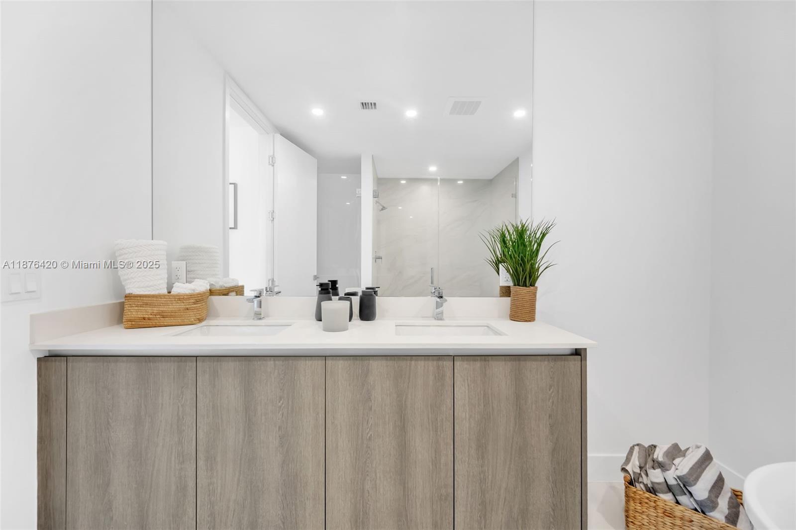 801 3 / 4 2100 sq. ft. $ 2025-09-10 0 Photo
