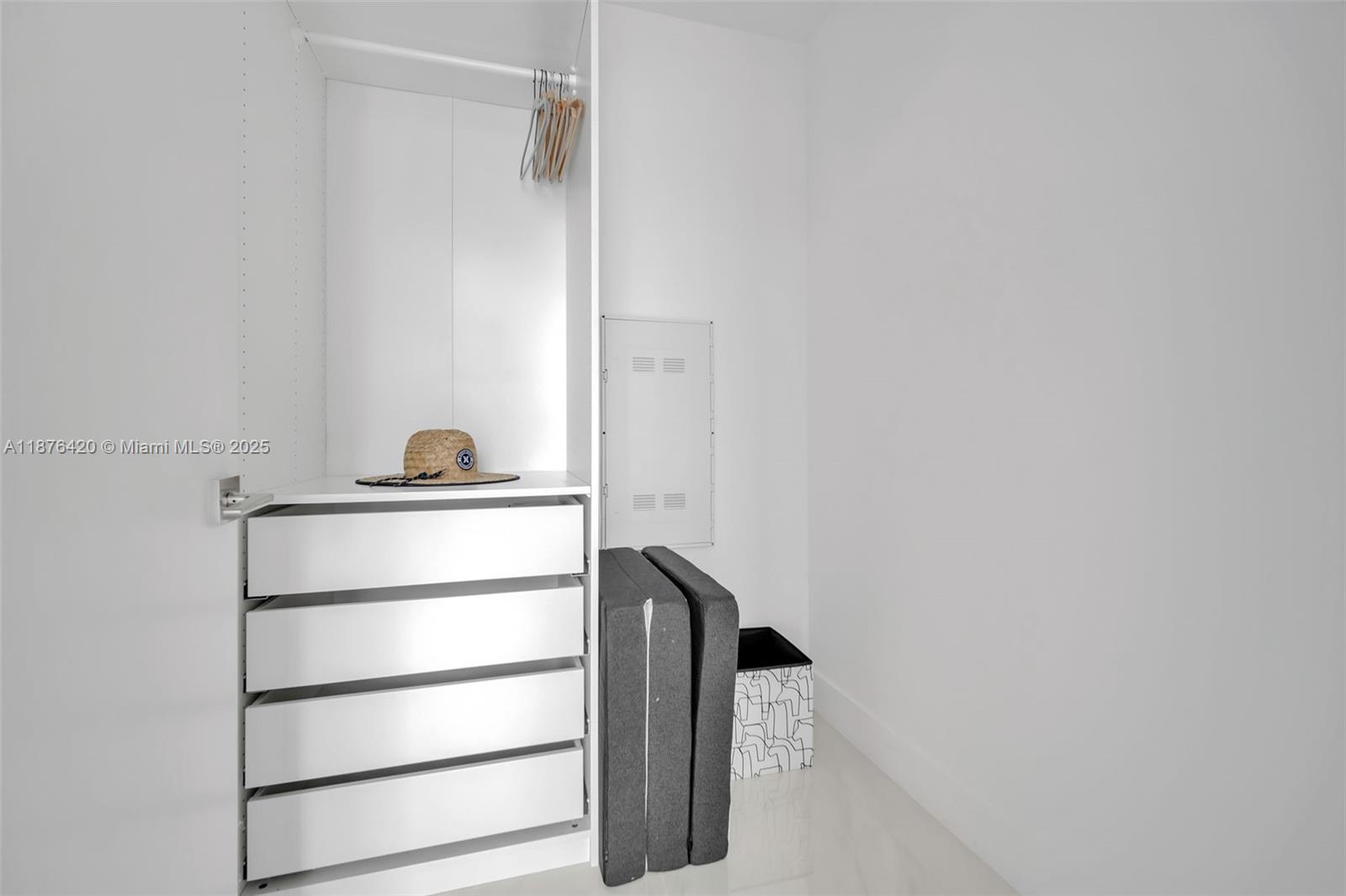 801 3 / 4 2100 sq. ft. $ 2025-09-10 0 Photo