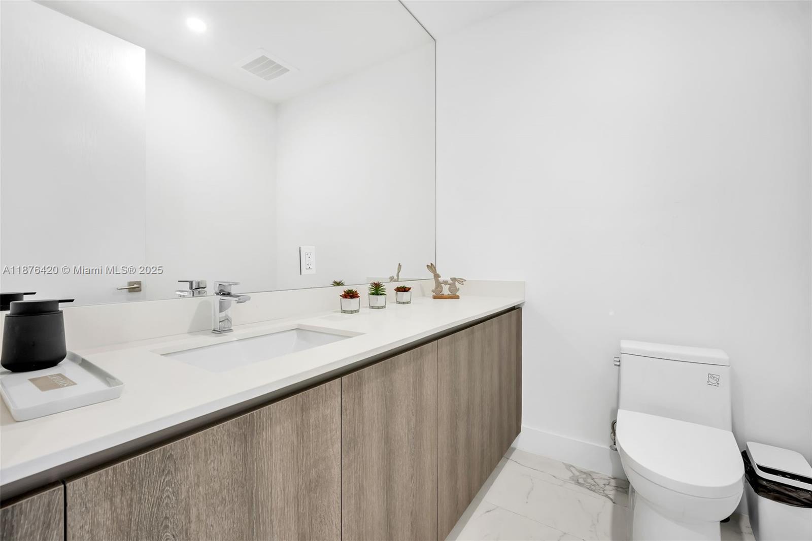 801 3 / 4 2100 sq. ft. $ 2025-09-10 0 Photo