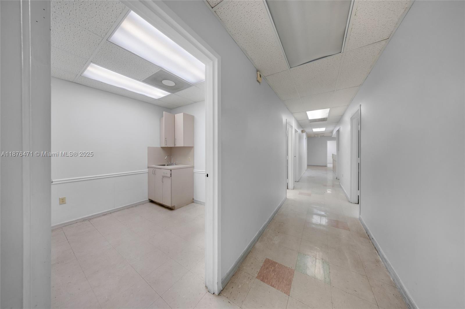   /   кв.футов $ 2025-09-10 0 Фото