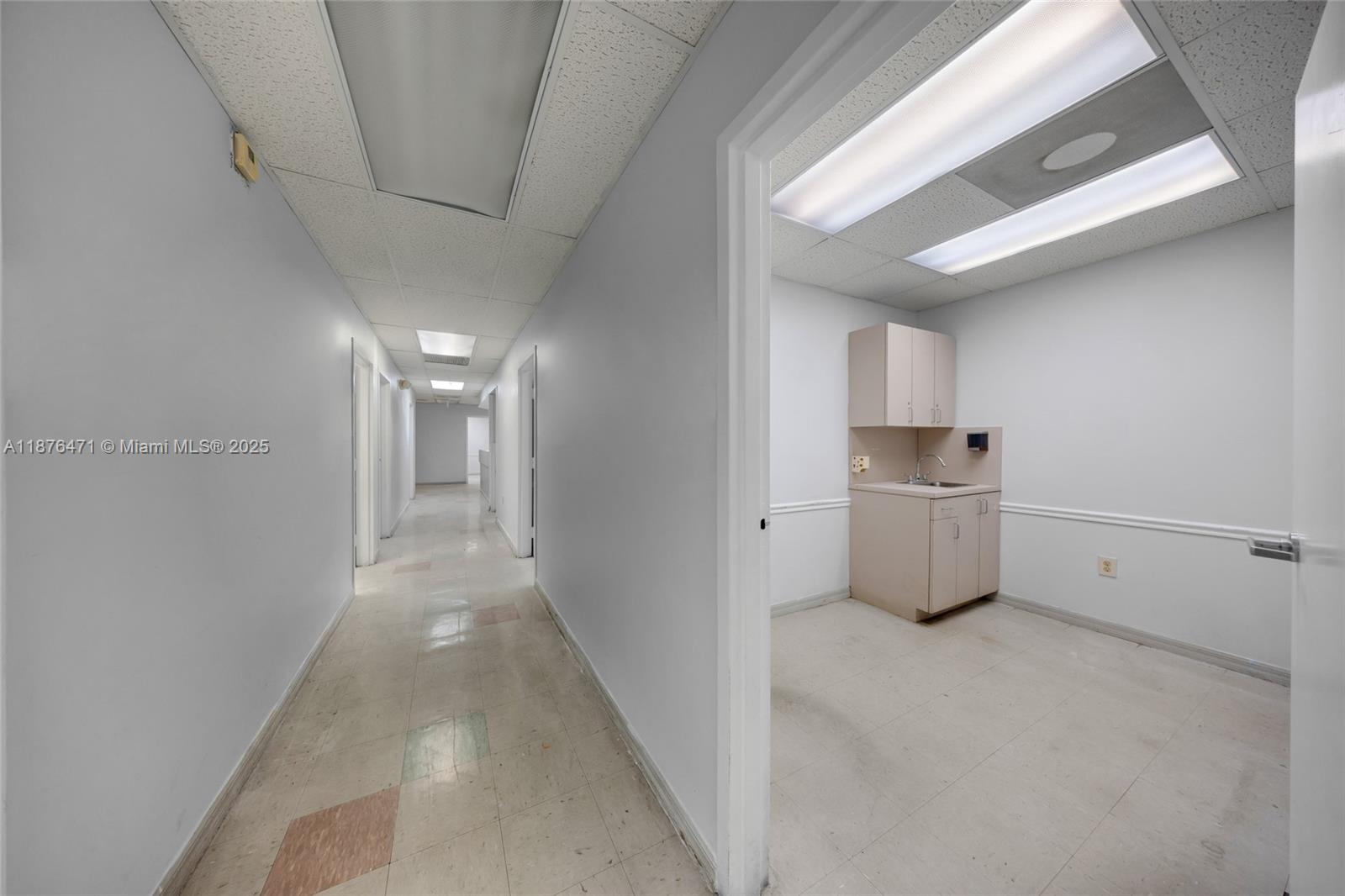   /   кв.футов $ 2025-09-10 0 Фото
