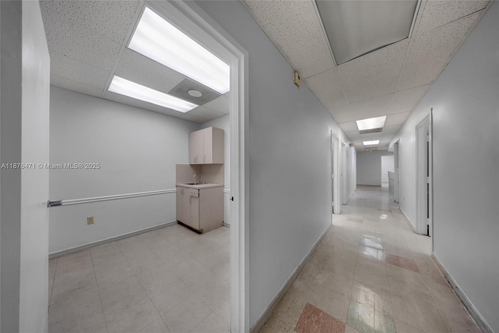   /   кв.футов $ 2025-09-10 0 Фото