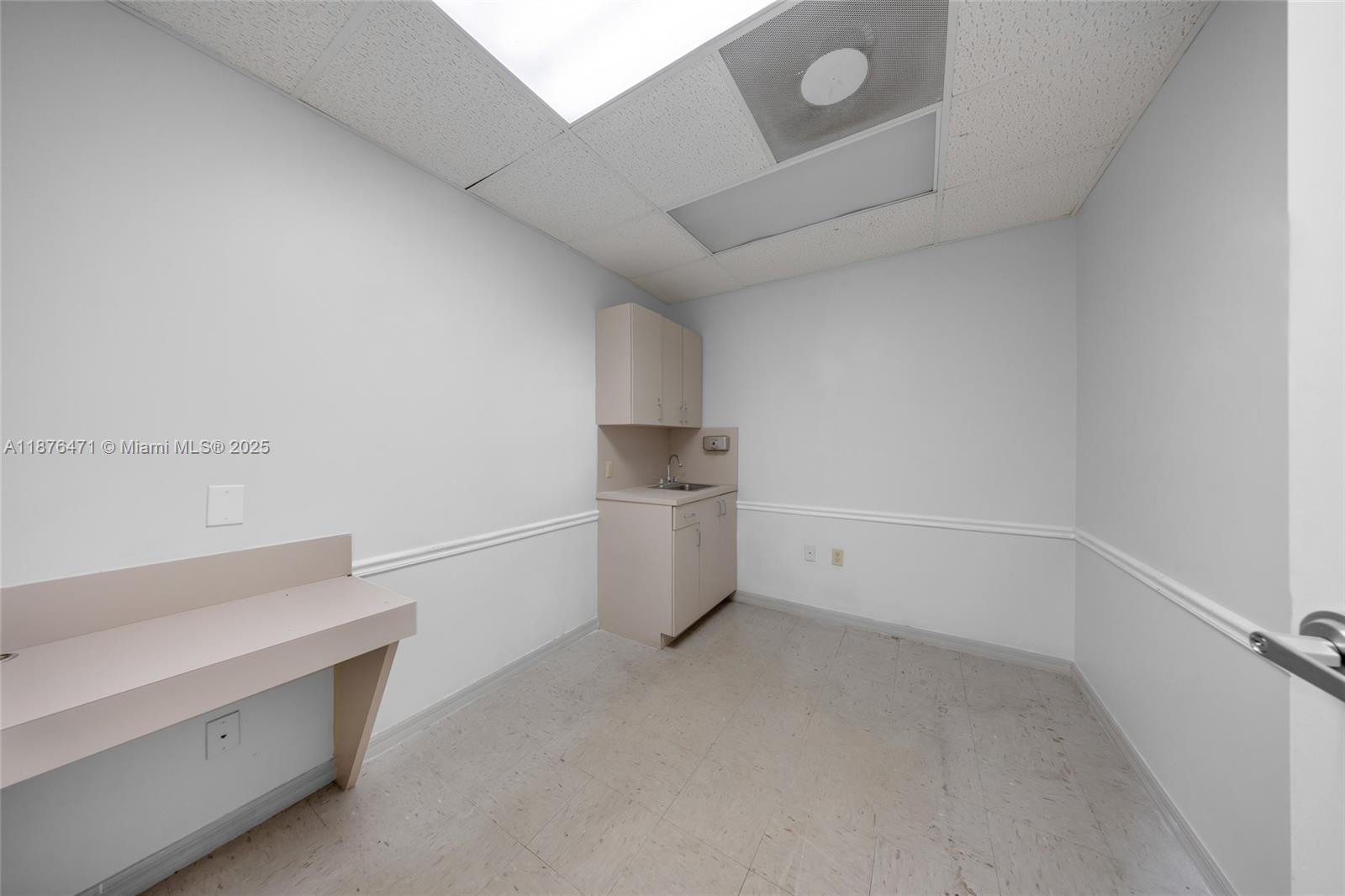   /   кв.футов $ 2025-09-10 0 Фото
