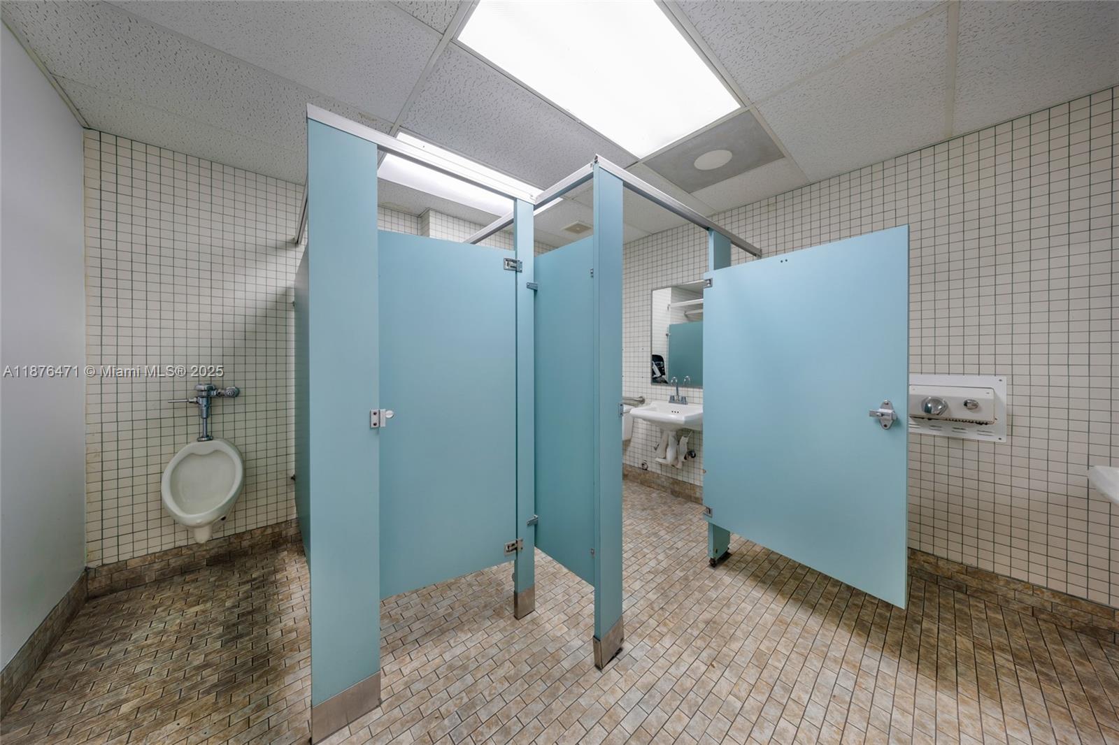   /   кв.футов $ 2025-09-10 0 Фото
