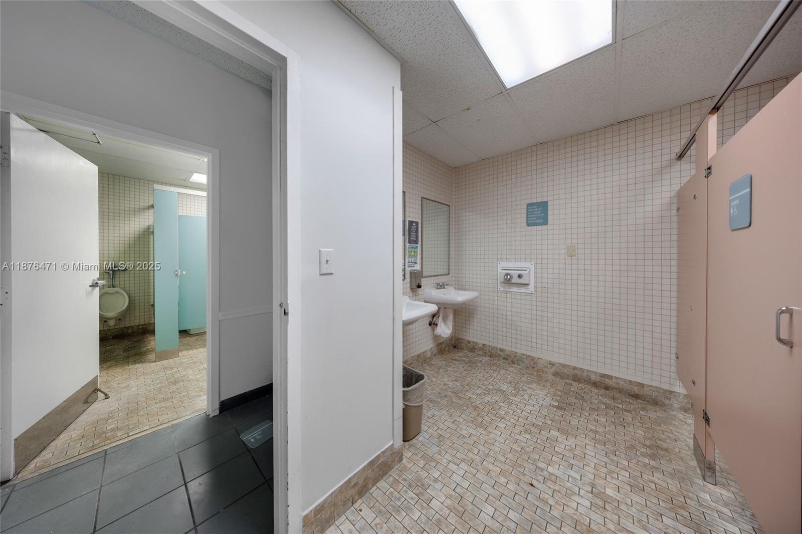   /   кв.футов $ 2025-09-10 0 Фото