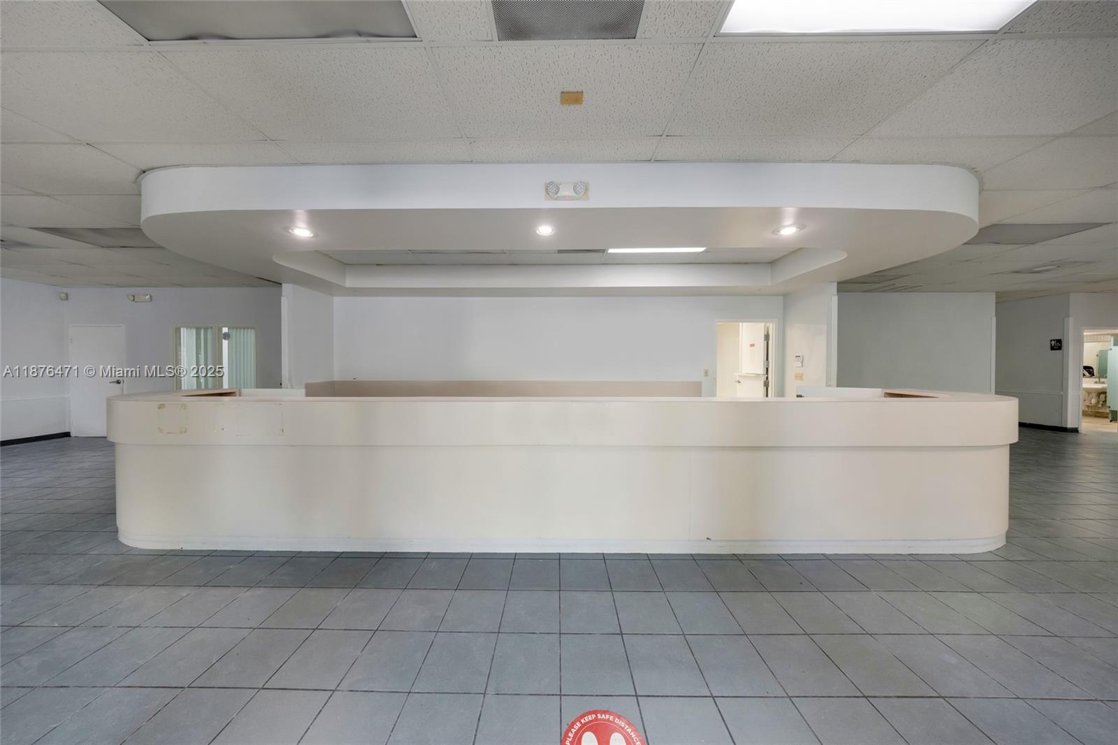   /   кв.футов $ 2025-09-10 0 Фото