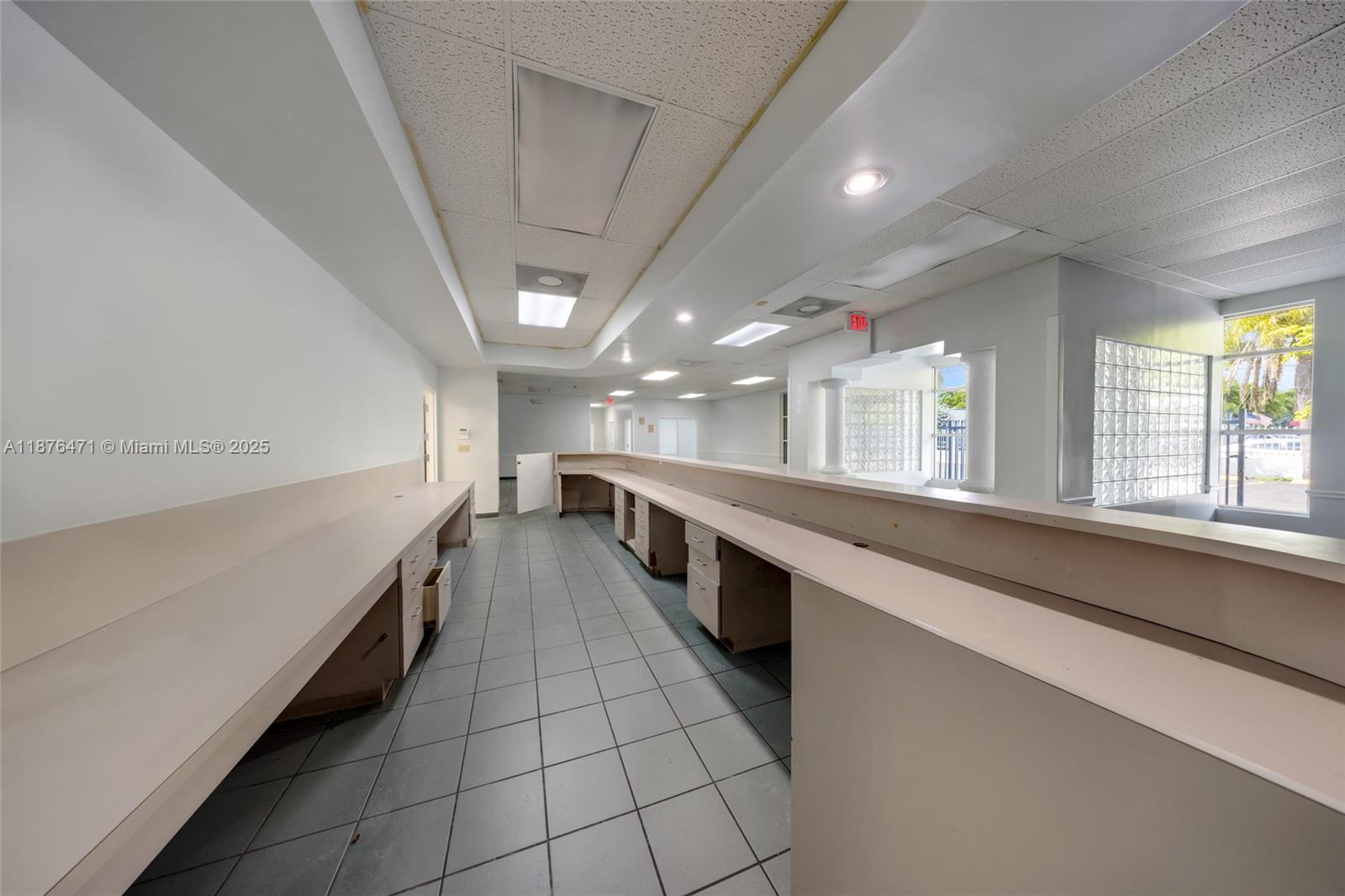   /   кв.футов $ 2025-09-10 0 Фото