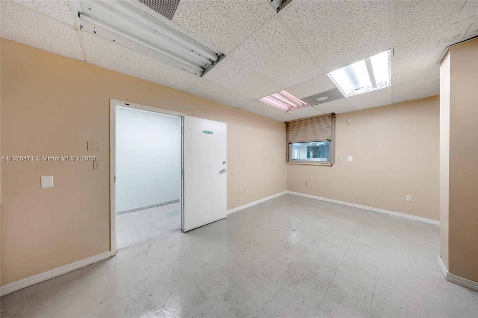   /   кв.футов $ 2025-09-10 0 Фото