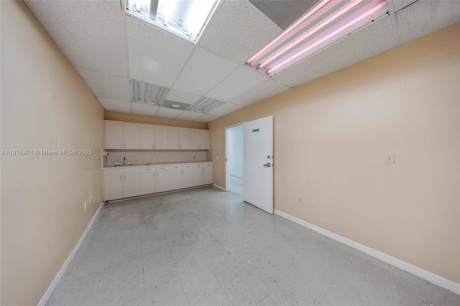   /   кв.футов $ 2025-09-10 0 Фото