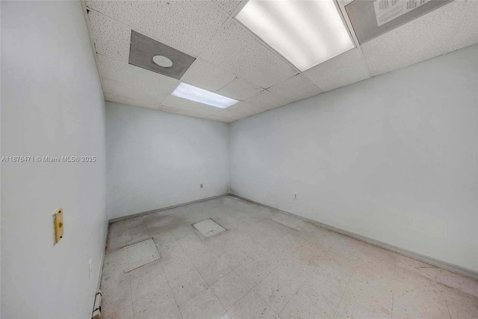   /   кв.футов $ 2025-09-10 0 Фото