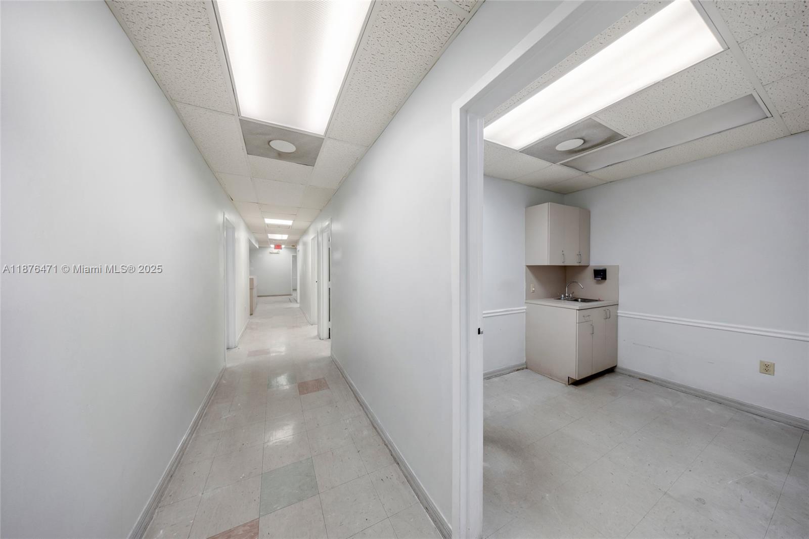   /   кв.футов $ 2025-09-10 0 Фото