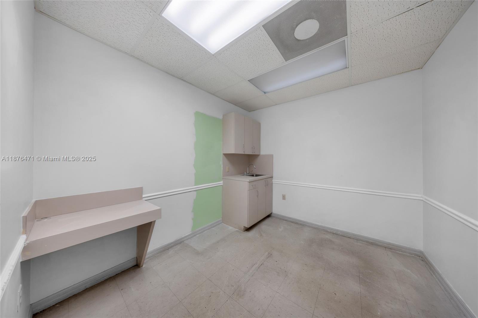  /   кв.футов $ 2025-09-10 0 Фото