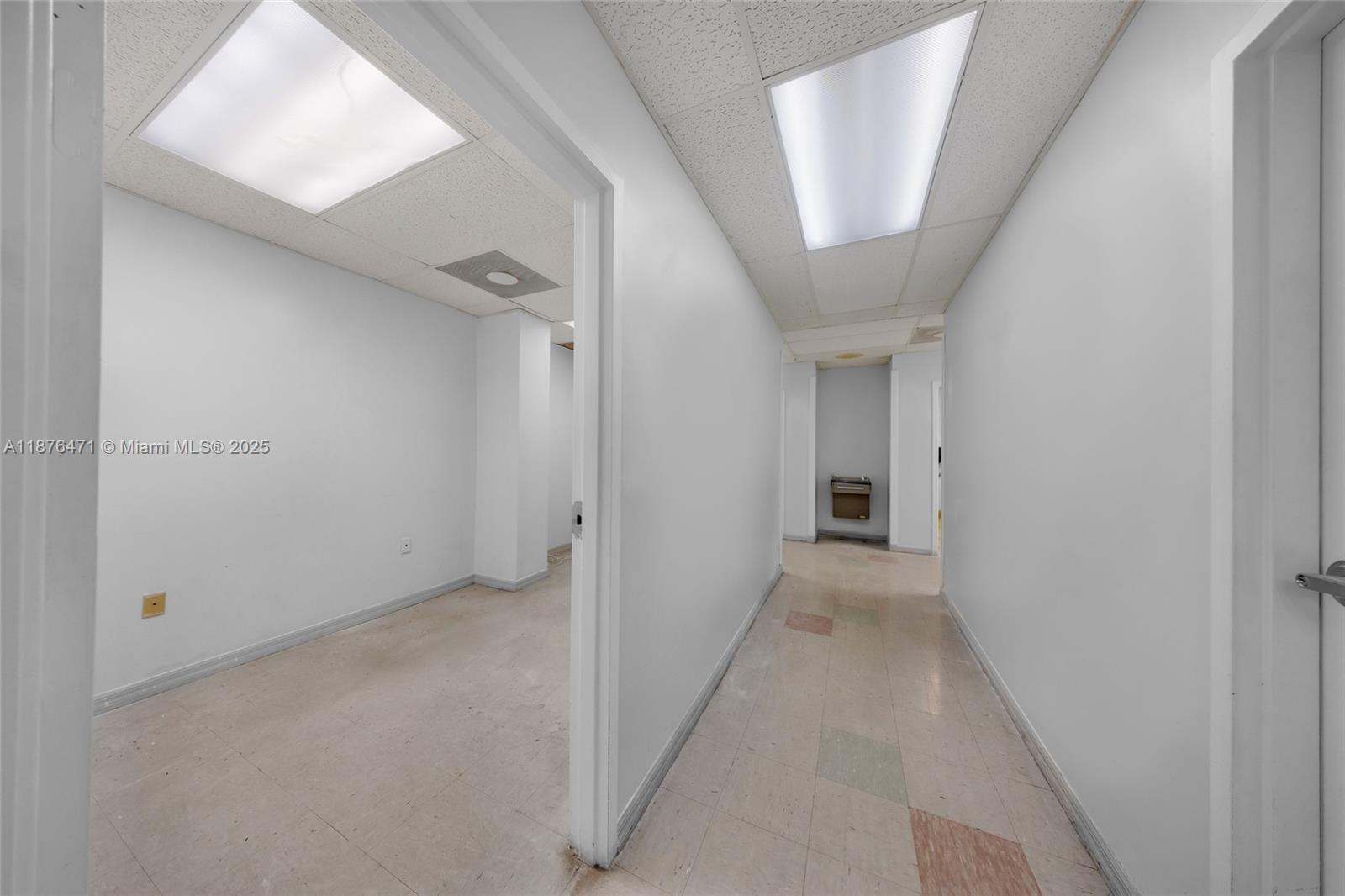   /   кв.футов $ 2025-09-10 0 Фото