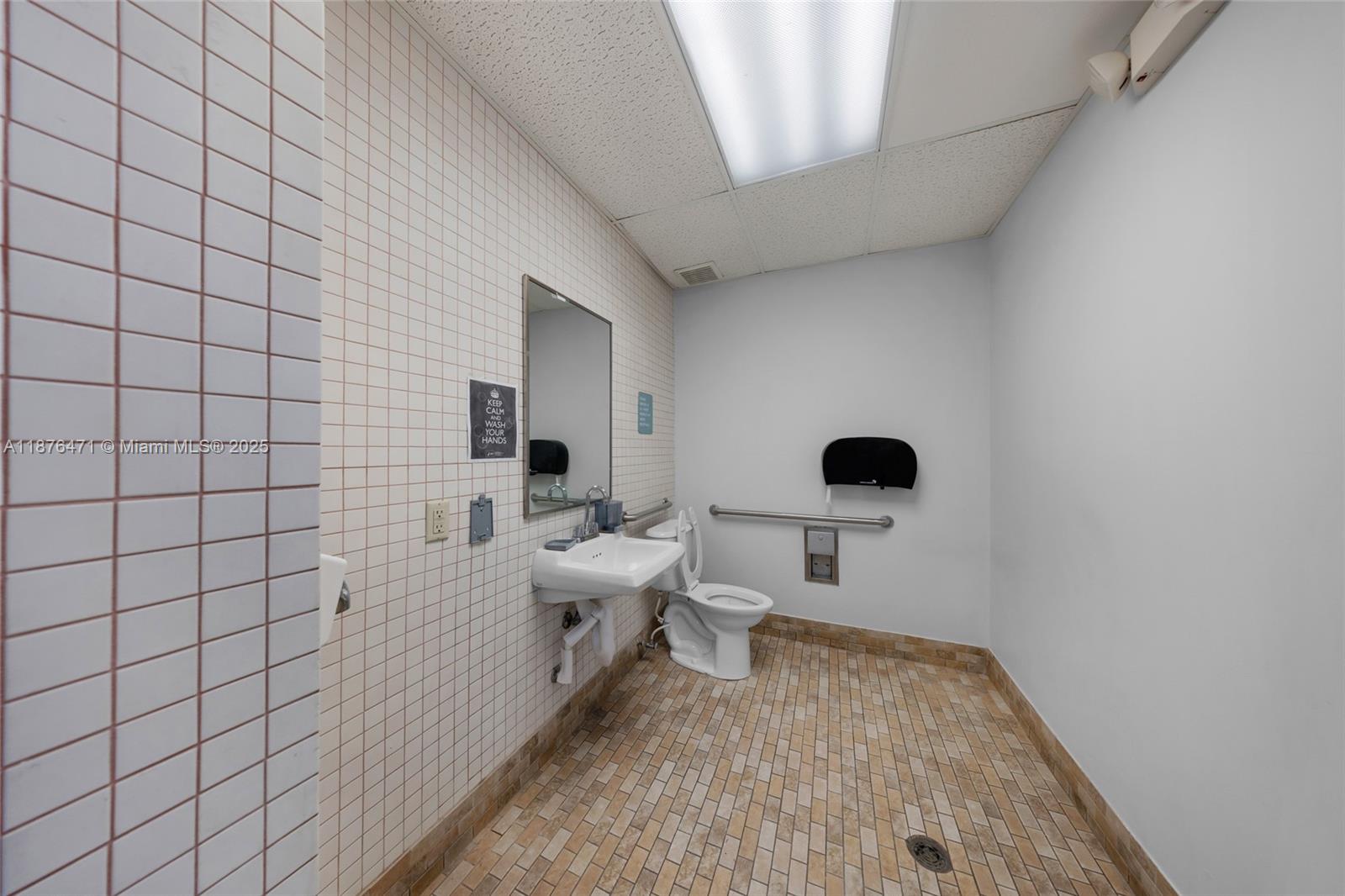   /   кв.футов $ 2025-09-10 0 Фото