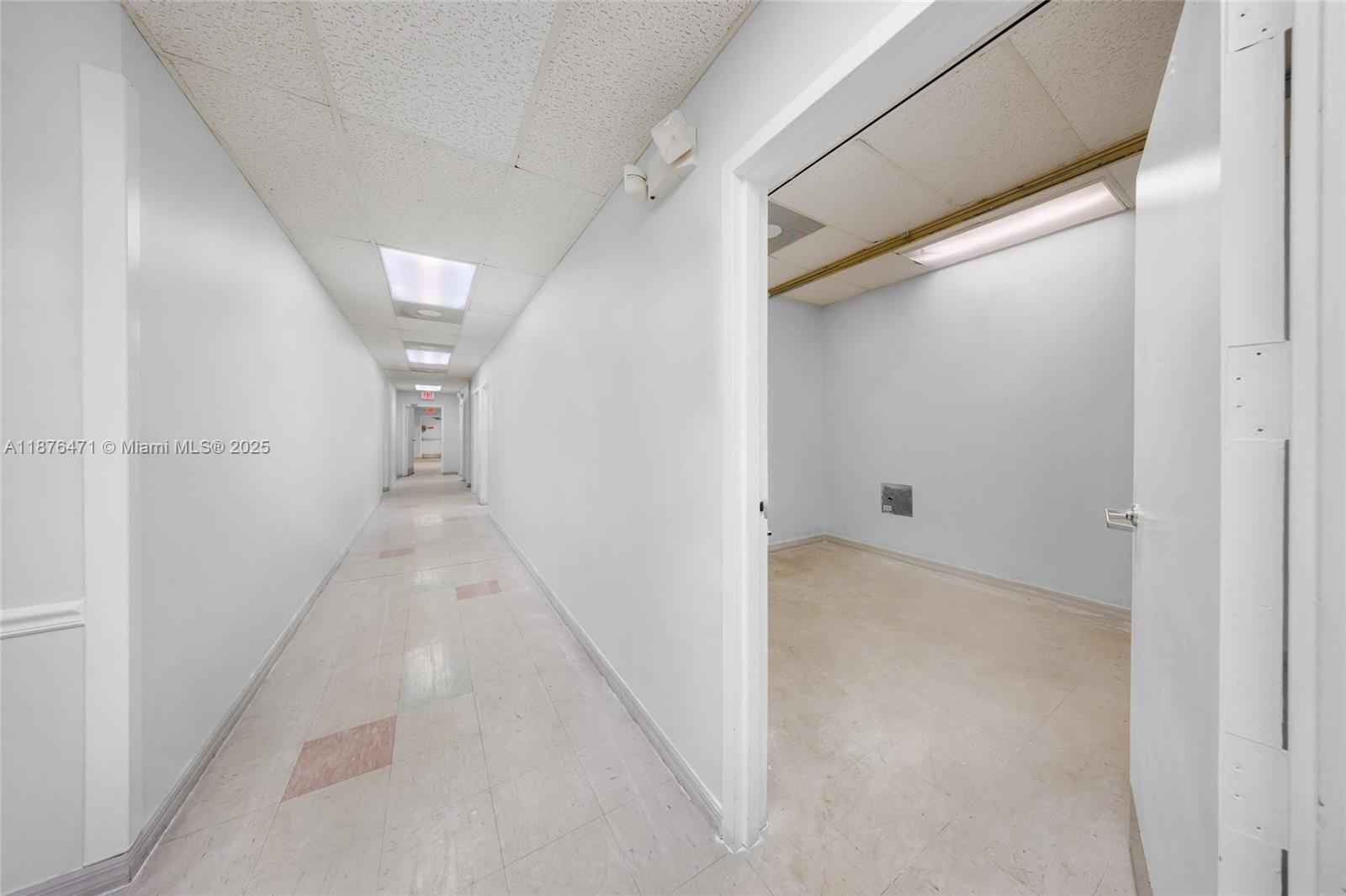   /   кв.футов $ 2025-09-10 0 Фото