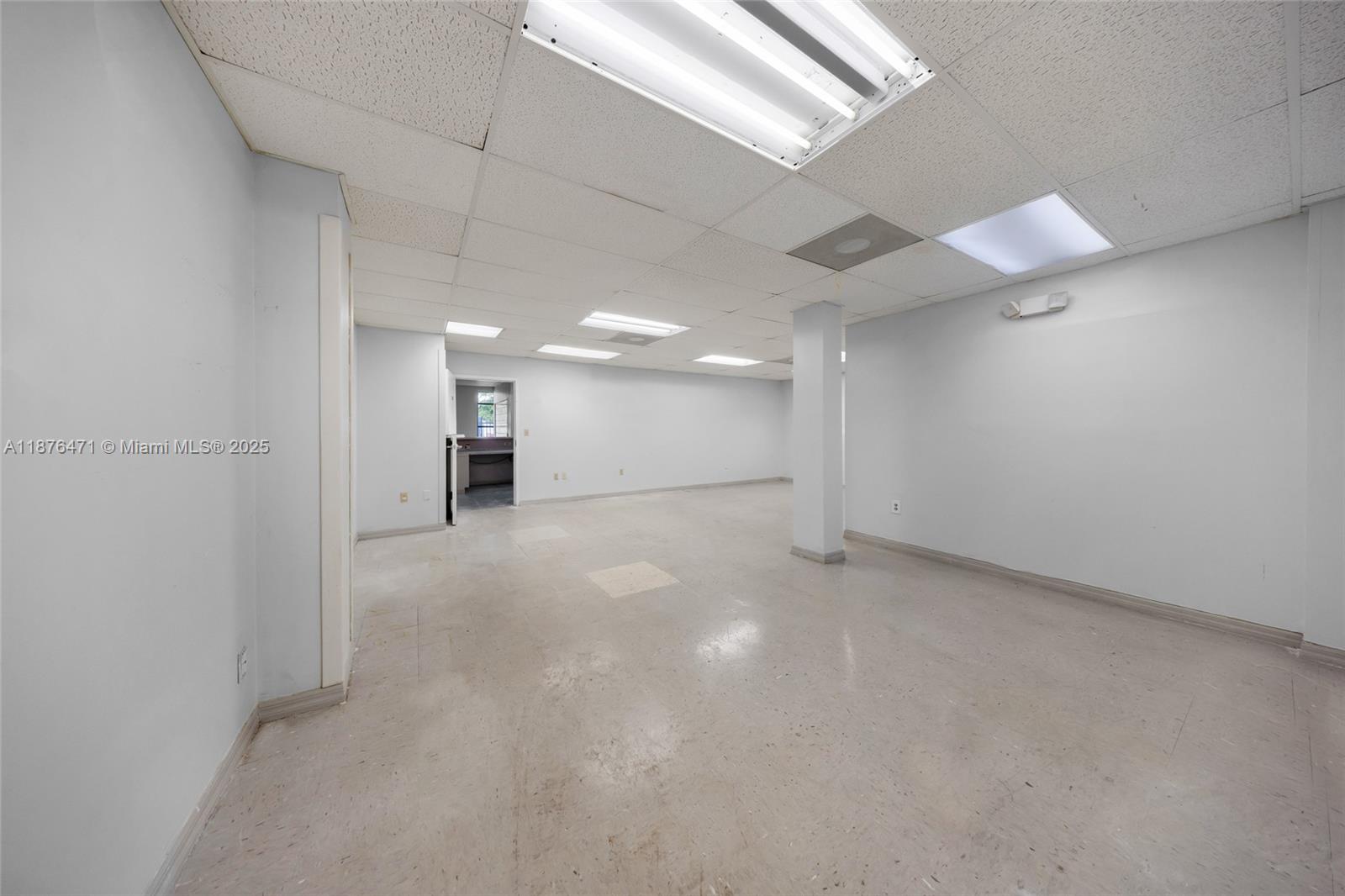   /   кв.футов $ 2025-09-10 0 Фото