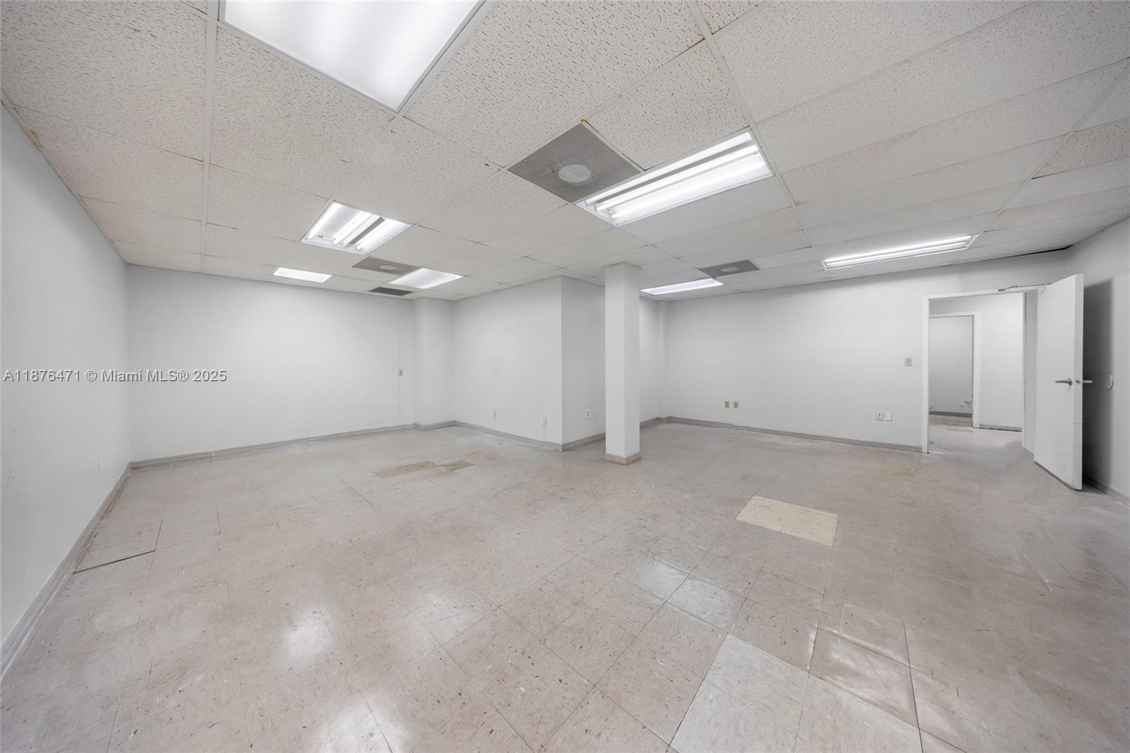   /   кв.футов $ 2025-09-10 0 Фото