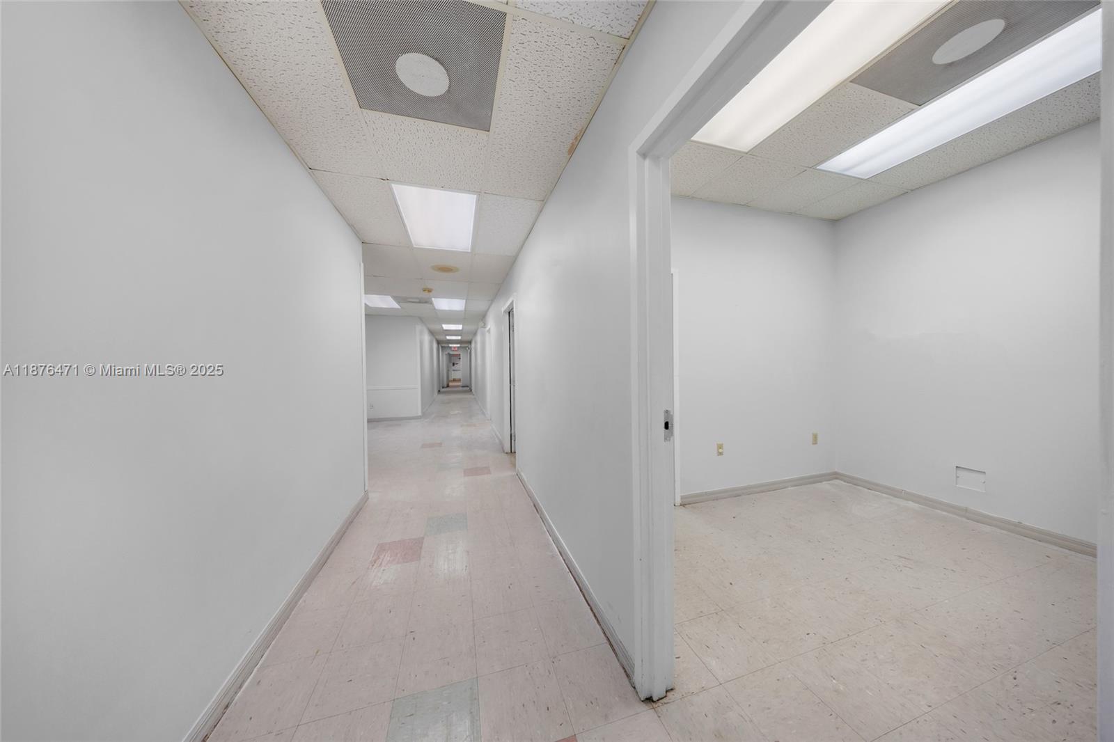   /   кв.футов $ 2025-09-10 0 Фото