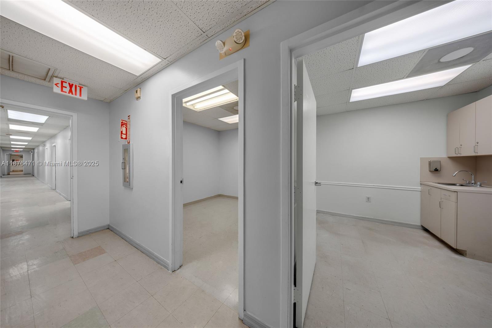   /   кв.футов $ 2025-09-10 0 Фото