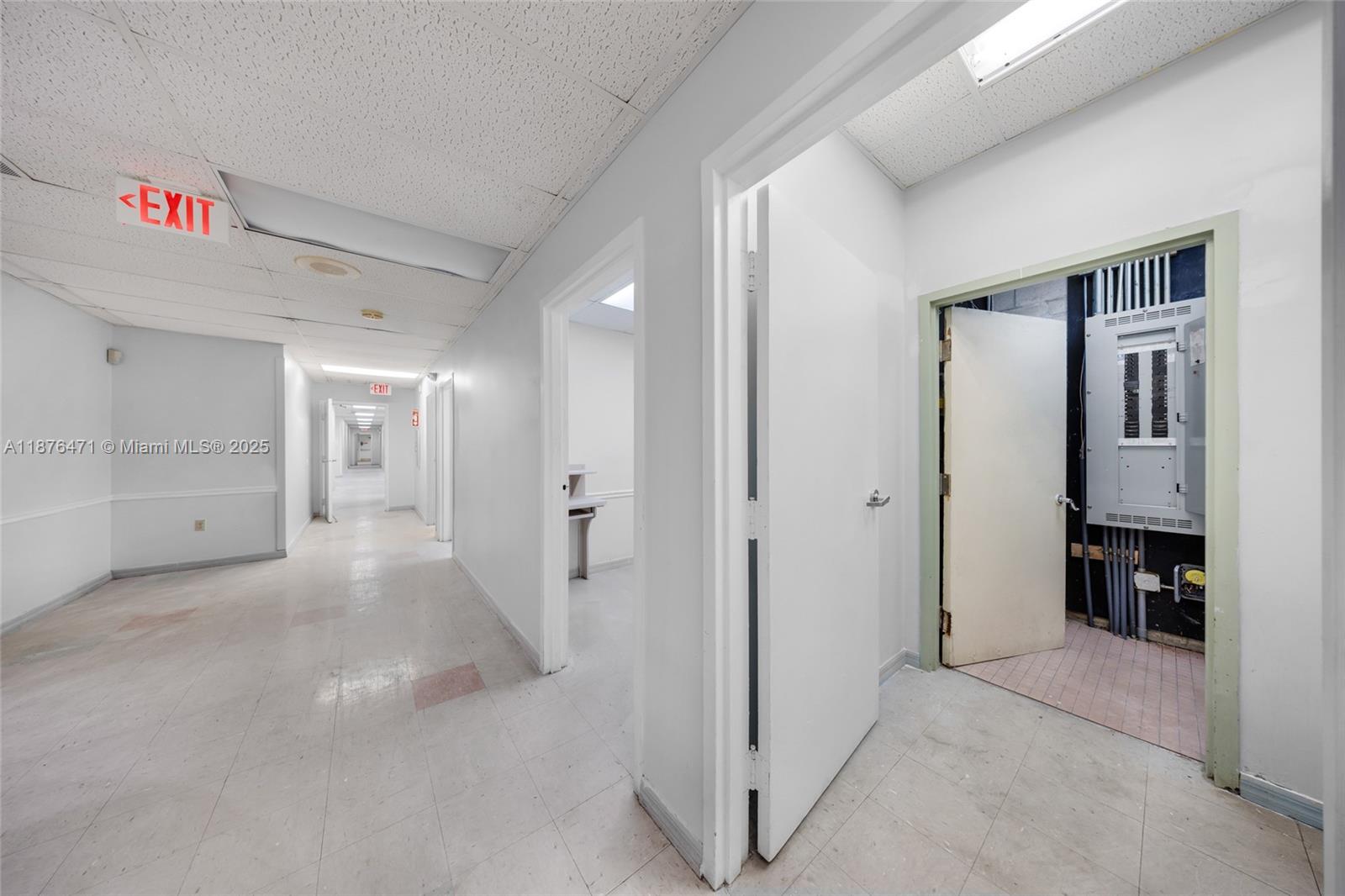   /   кв.футов $ 2025-09-10 0 Фото