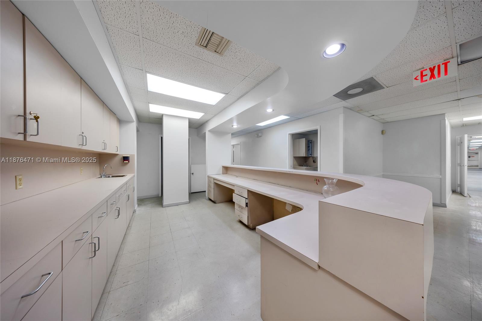   /   кв.футов $ 2025-09-10 0 Фото