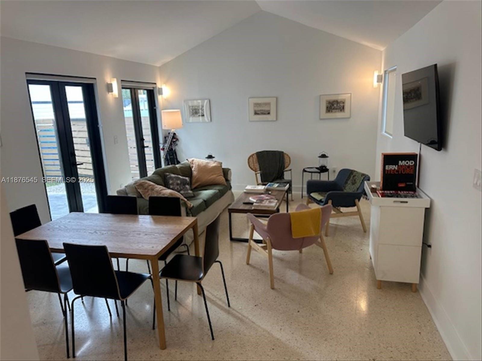   /  2600 кв.футов $ 2025-12-31 0 Фото