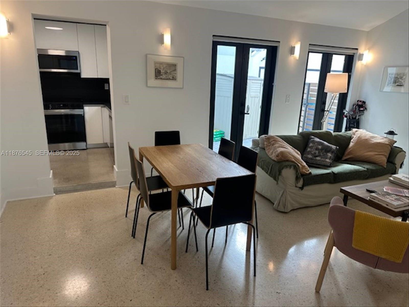   /  2600 кв.футов $ 2025-12-31 0 Фото