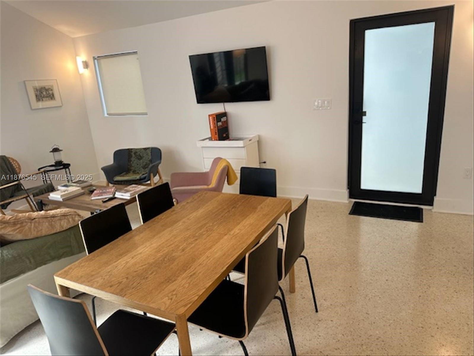   /  2600 кв.футов $ 2025-12-31 0 Фото