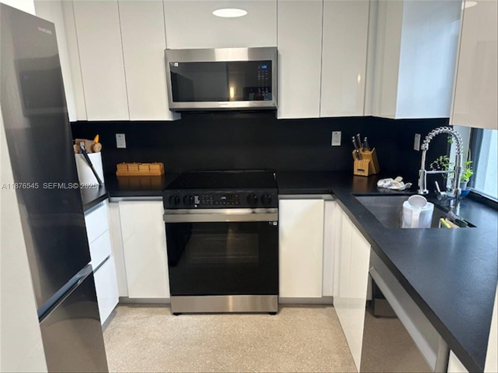   /  2600 кв.футов $ 2025-12-31 0 Фото