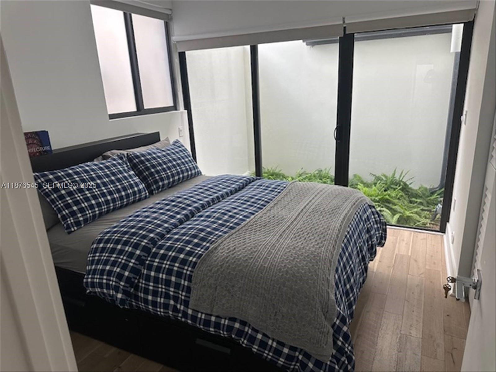   /  2600 кв.футов $ 2025-12-31 0 Фото