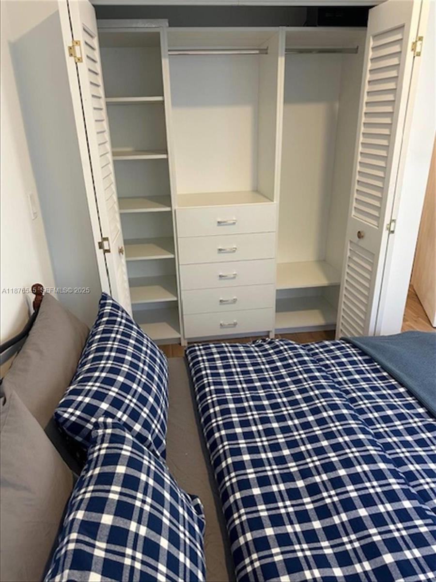   /  2600 кв.футов $ 2025-12-31 0 Фото