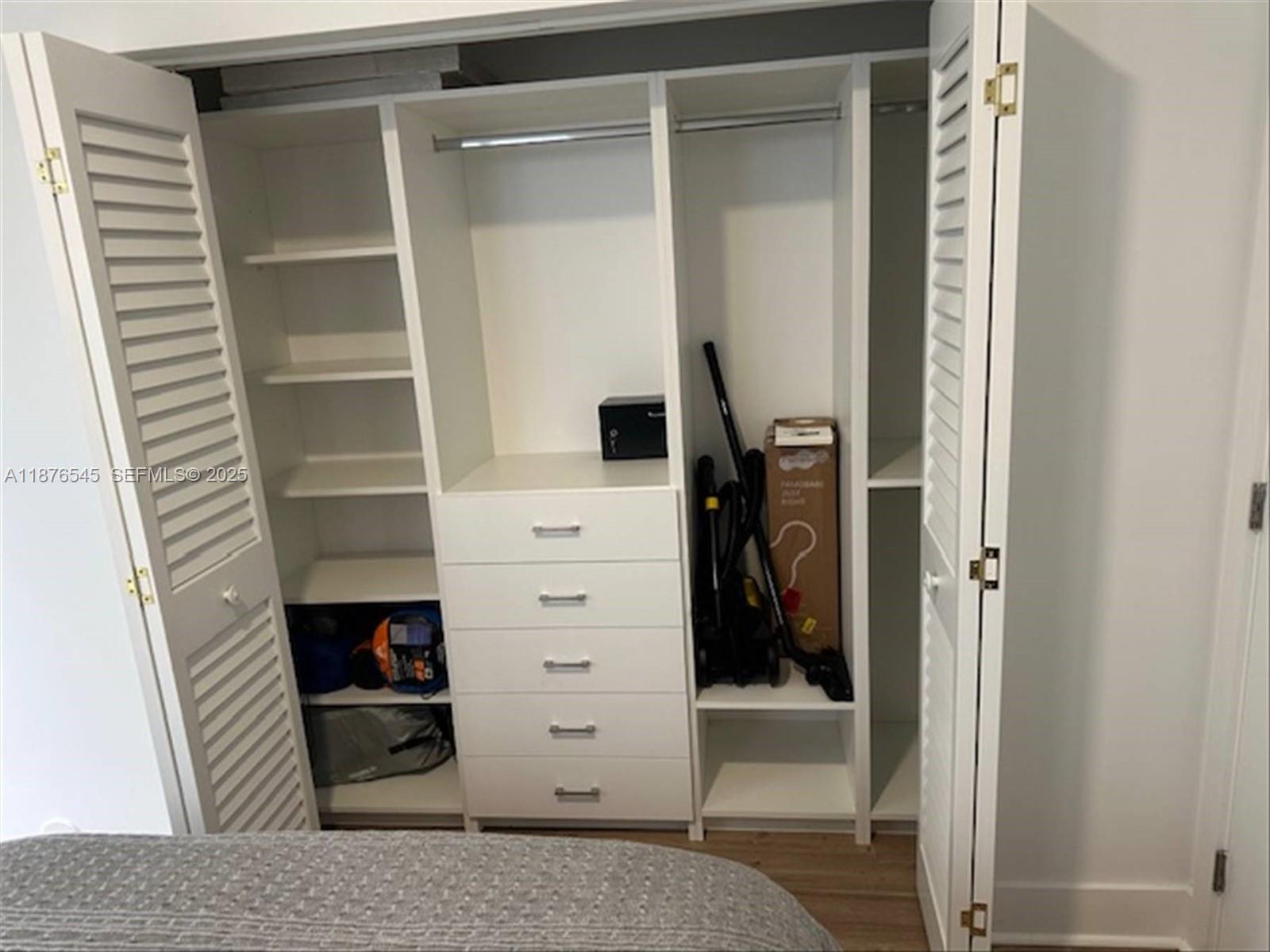   /  2600 кв.футов $ 2025-12-31 0 Фото