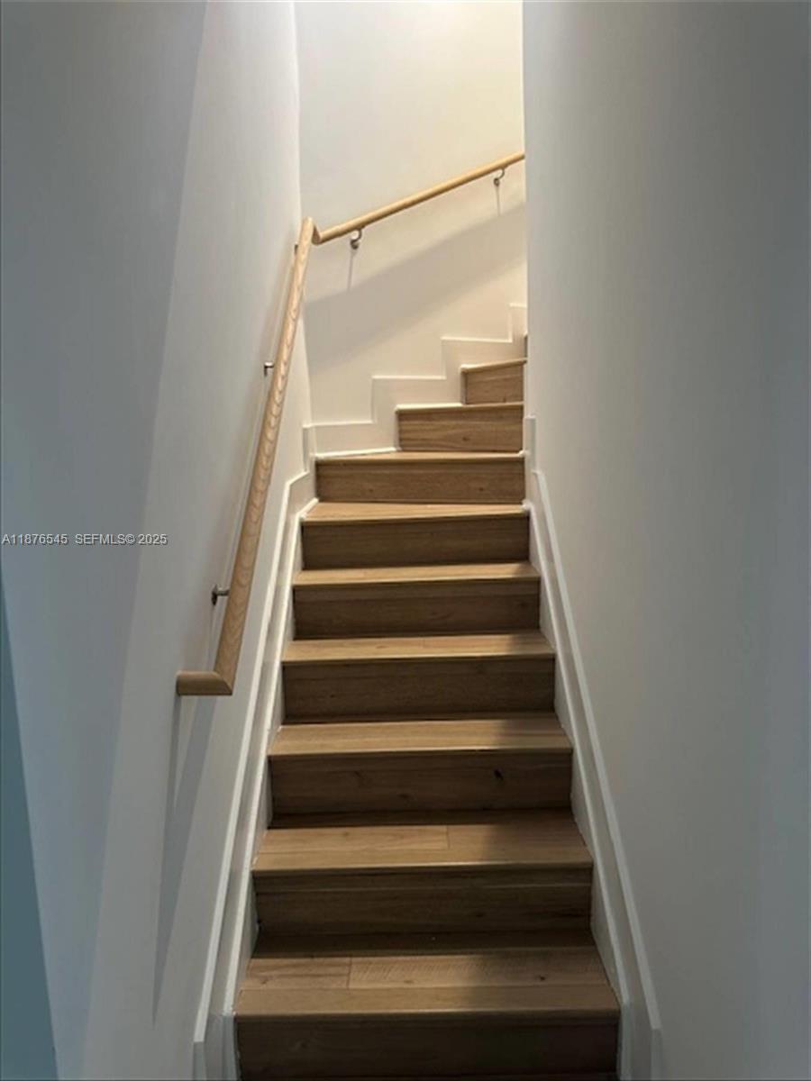   /  2600 кв.футов $ 2025-12-31 0 Фото