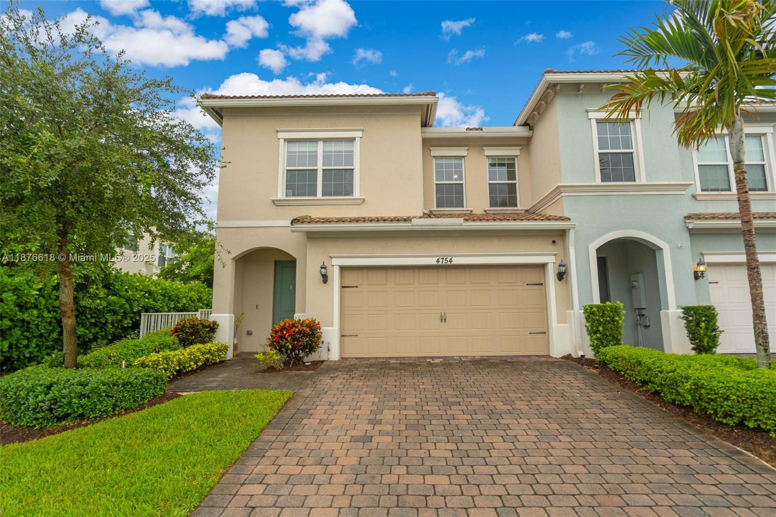 See details 4754 3 / 3 1769 sq. ft. $ 2025-09-11 0 Photo