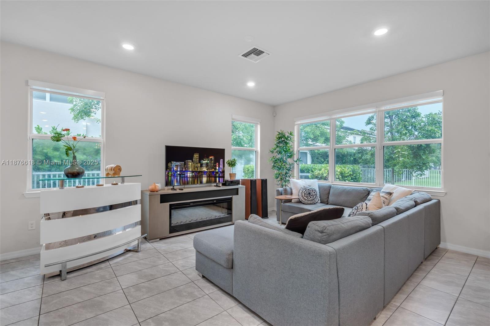 See details 4754 3 / 3 1769 sq. ft. $ 2025-09-11 0 Photo