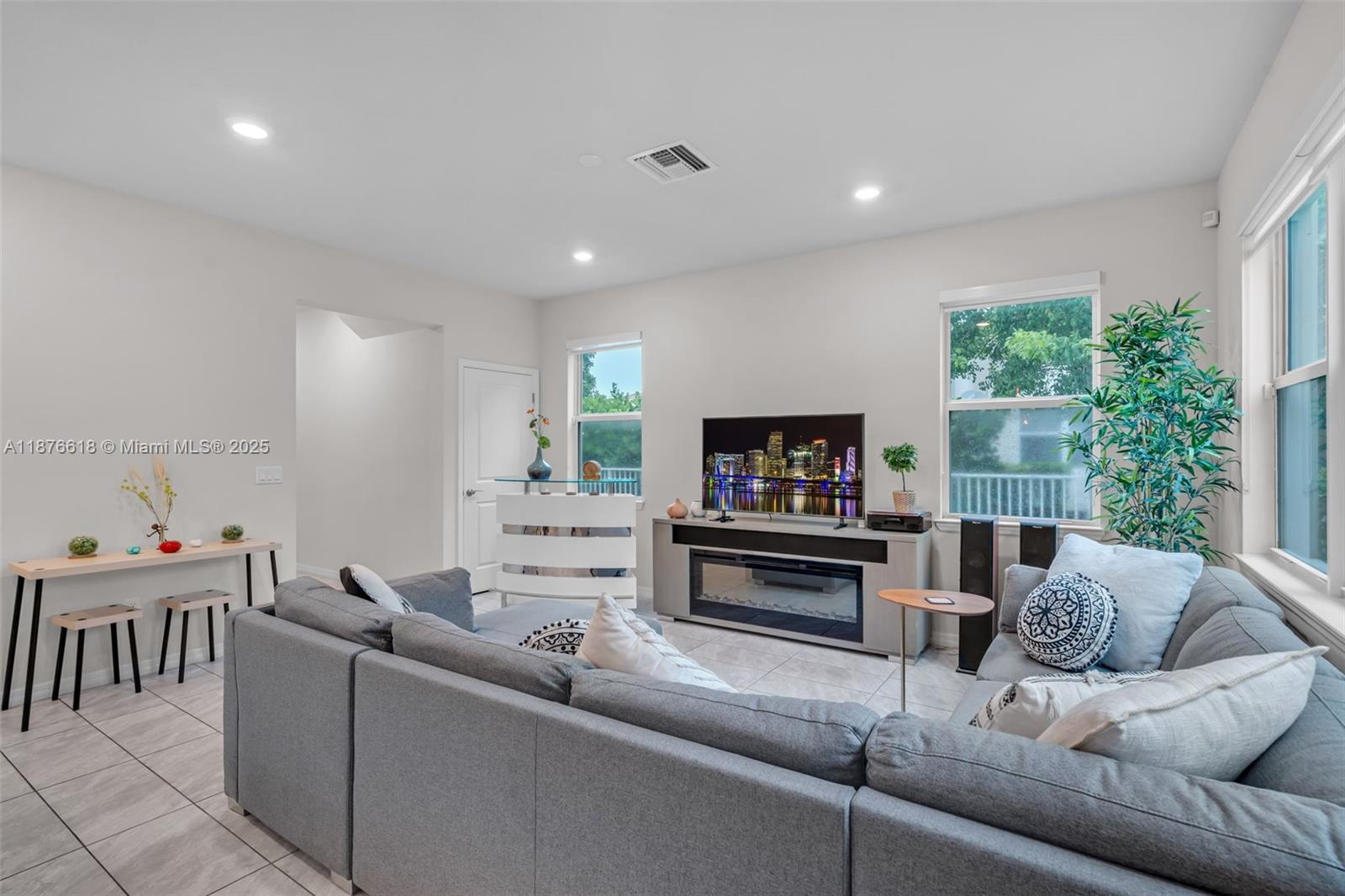 See details 4754 3 / 3 1769 sq. ft. $ 2025-09-11 0 Photo