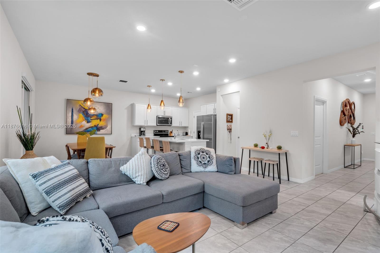 See details 4754 3 / 3 1769 sq. ft. $ 2025-09-11 0 Photo