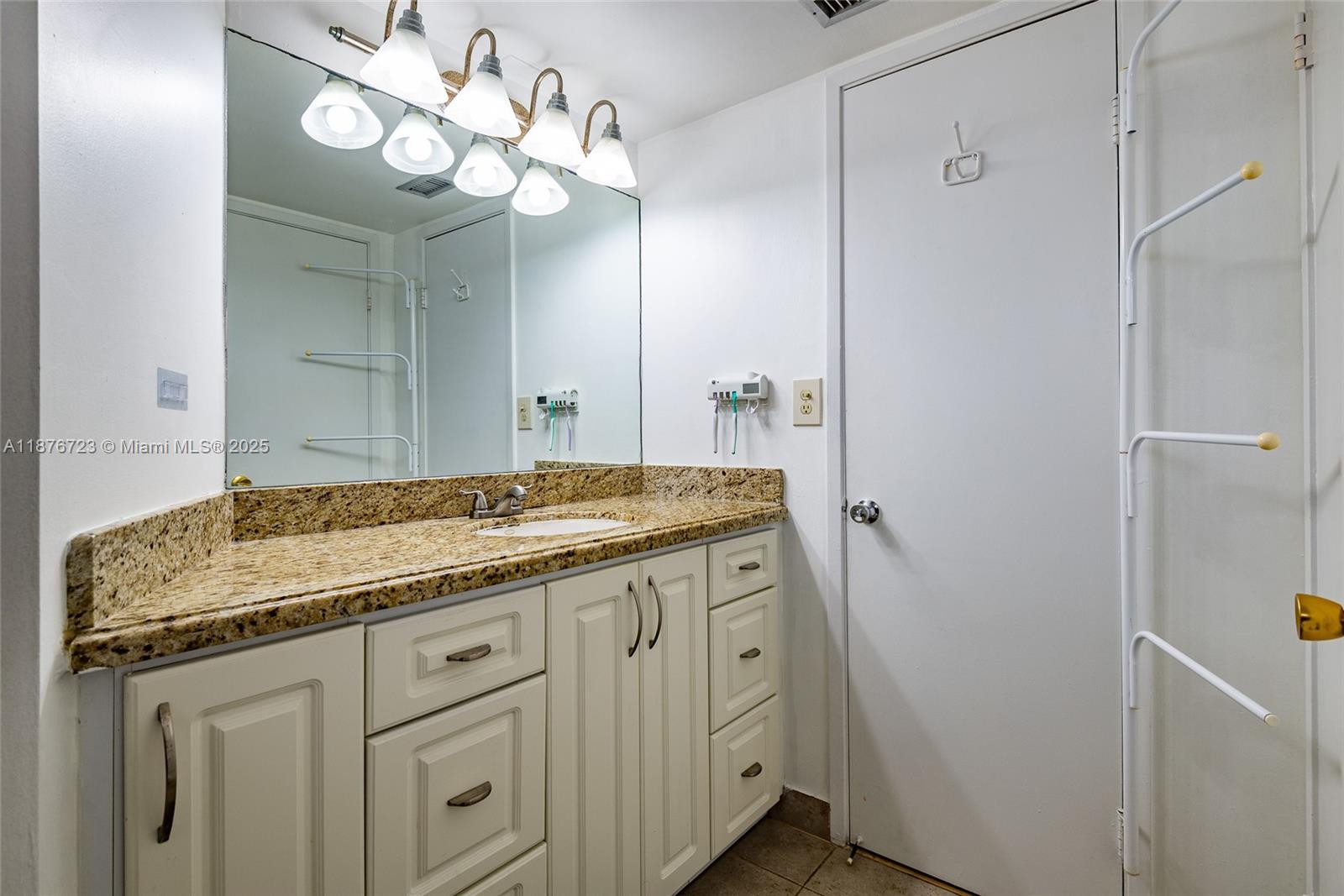 708-2 1 / 2 1036 sq. ft. $ 2025-09-11 0 Photo