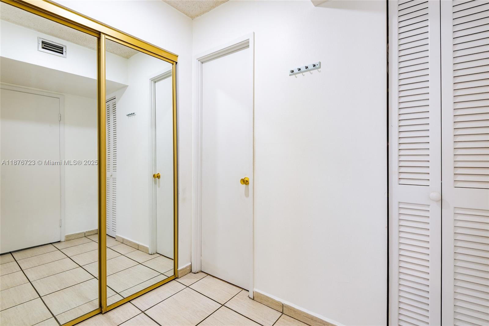 708-2 1 / 2 1036 sq. ft. $ 2025-09-11 0 Photo