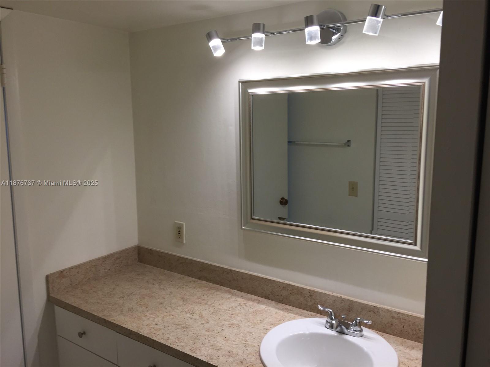 10808 2 / 2 1205 sq. ft. $ 2025-09-11 0 Photo