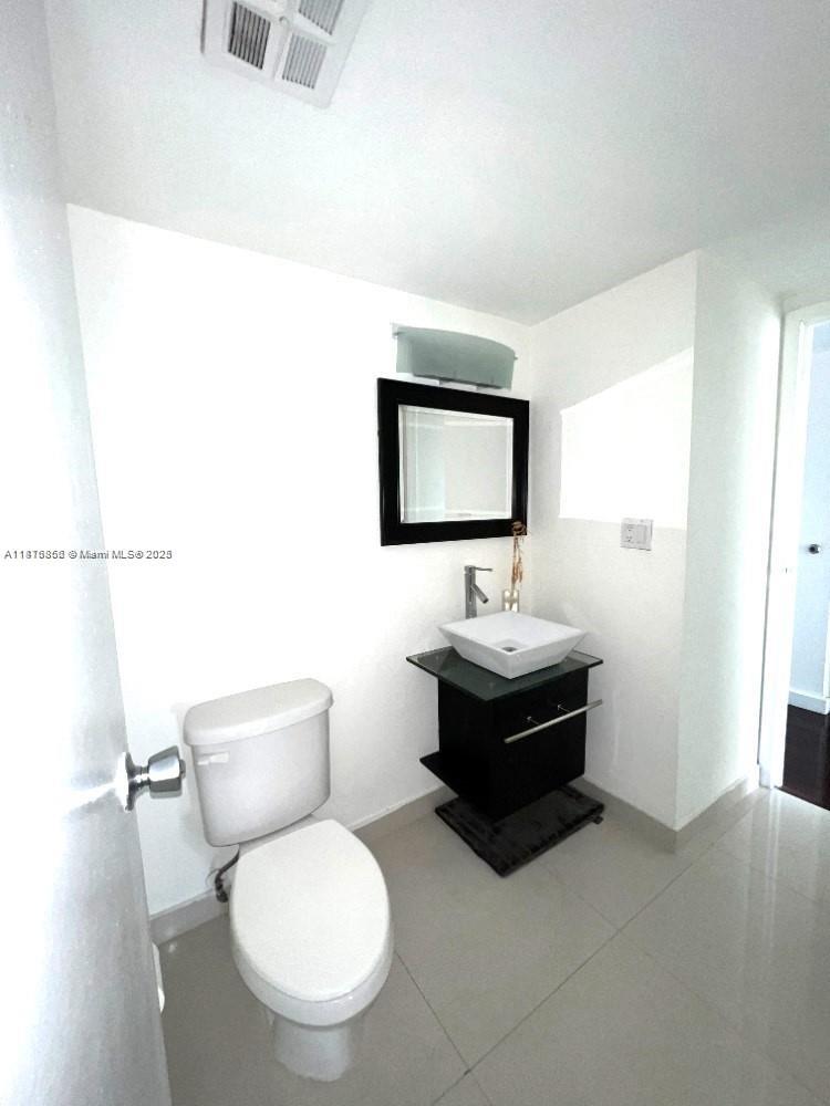 Photo of 3675 Country Club Dr  #507, Aventura, Florida, 33180 - Half Bath
