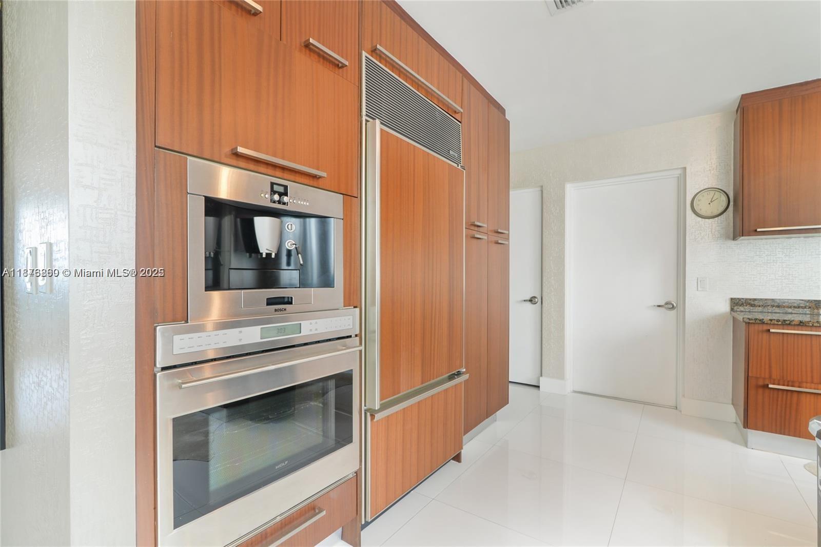 704 3 / 4 2558 sq. ft. $ 2025-09-11 0 Photo