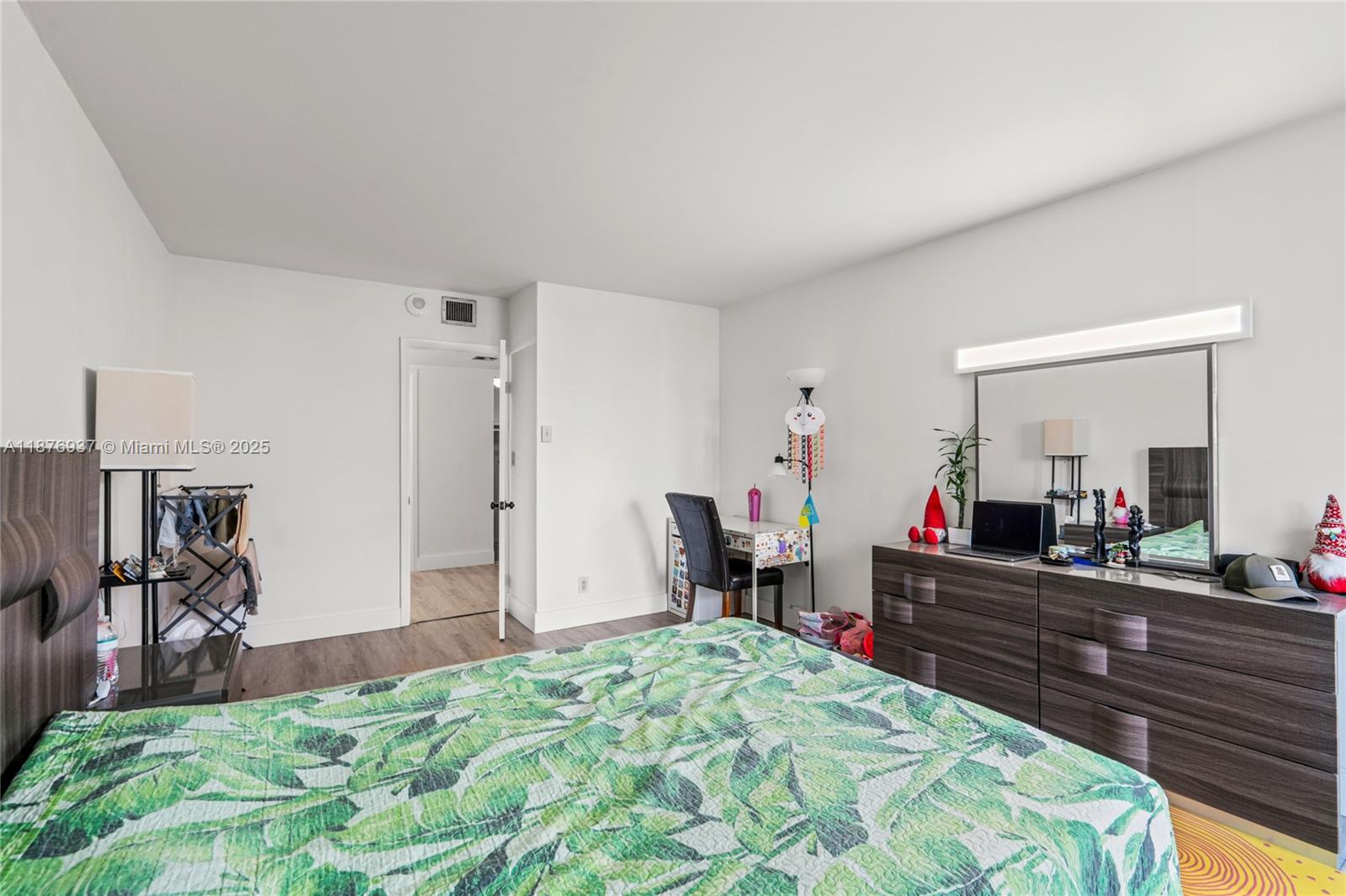 229 2 / 2 1331 sq. ft. $ 2025-09-11 0 foto