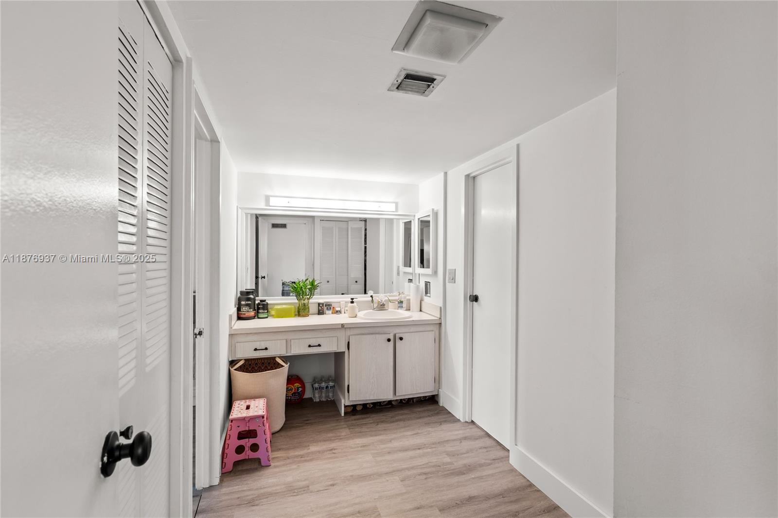 229 2 / 2 1331 sq. ft. $ 2025-09-11 0 foto