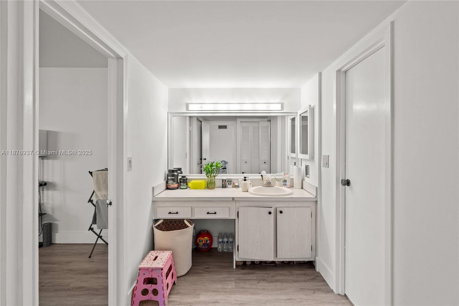 229 2 / 2 1331 sq. ft. $ 2025-09-11 0 foto