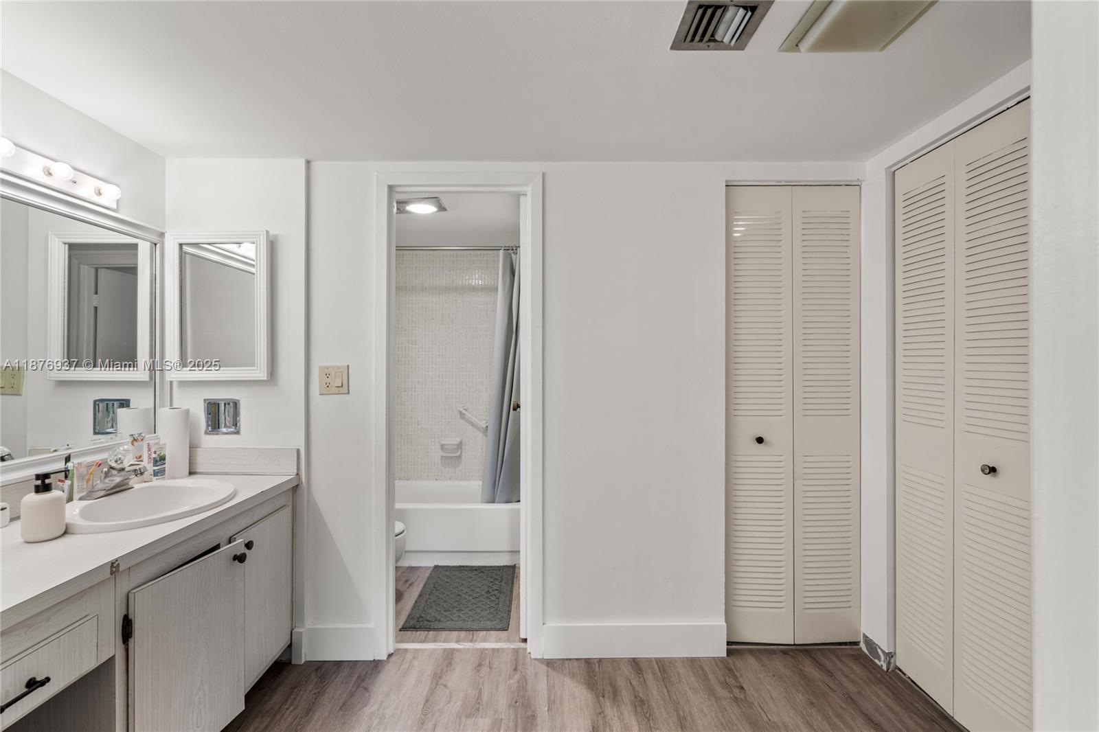 229 2 / 2 1331 sq. ft. $ 2025-09-11 0 foto