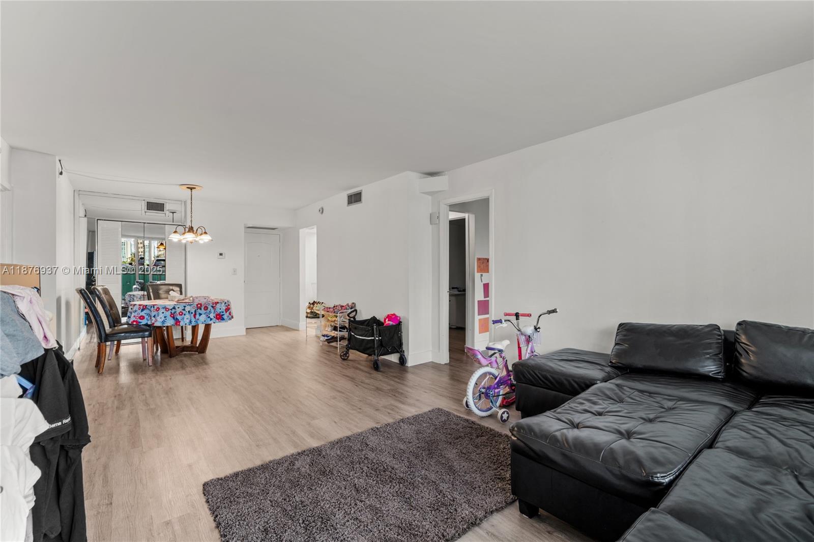 229 2 / 2 1331 sq. ft. $ 2025-09-11 0 foto