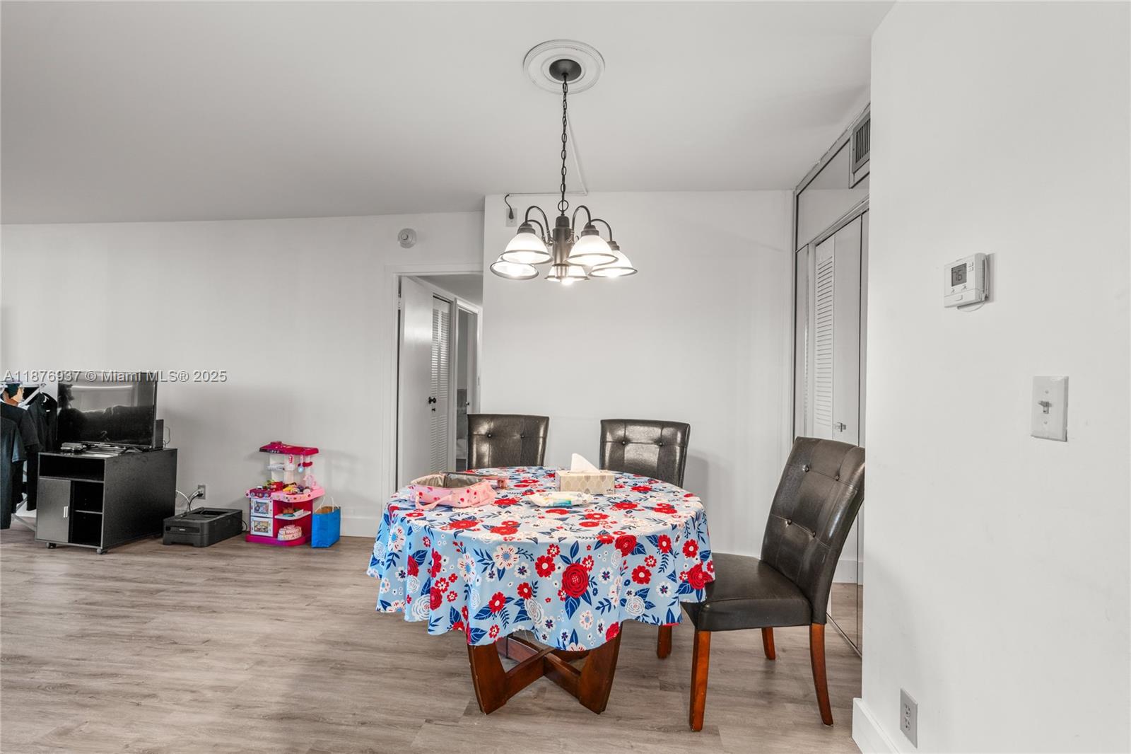 229 2 / 2 1331 sq. ft. $ 2025-09-11 0 foto