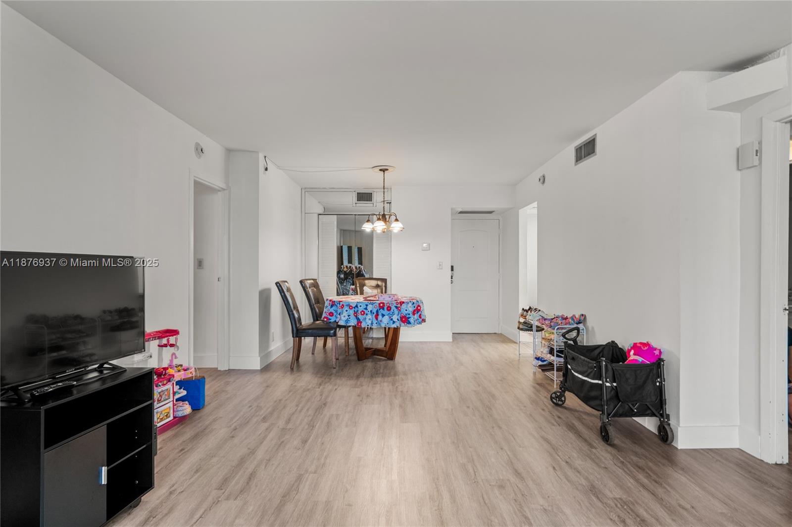 229 2 / 2 1331 sq. ft. $ 2025-09-11 0 foto