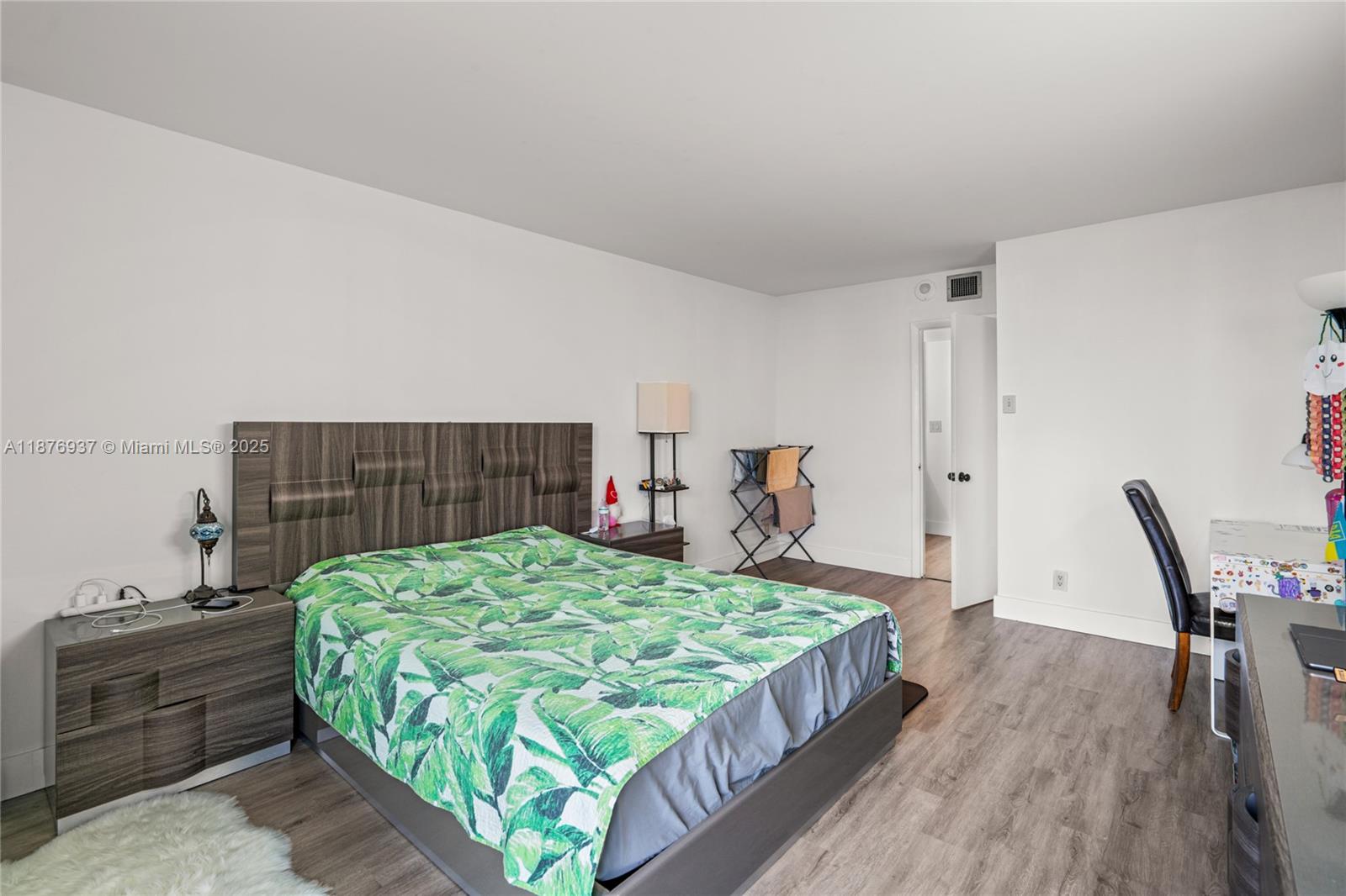 229 2 / 2 1331 sq. ft. $ 2025-09-11 0 foto